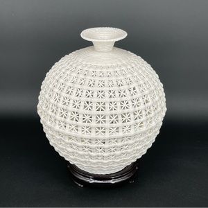 CHINESE DEHUA PORCELAIN HAND-CARVED HOLLOWED ART WHITE VASE